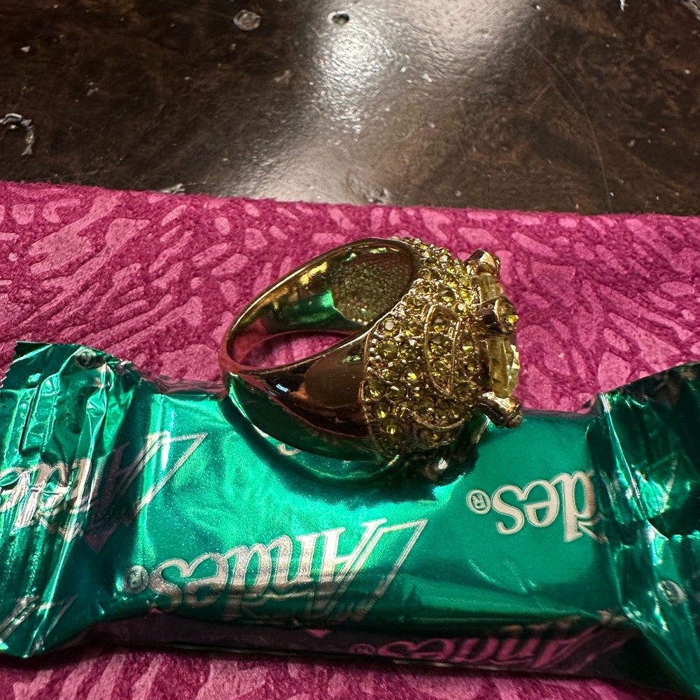 Peridot gold toned cocktail ring. - Picture 4 of 4